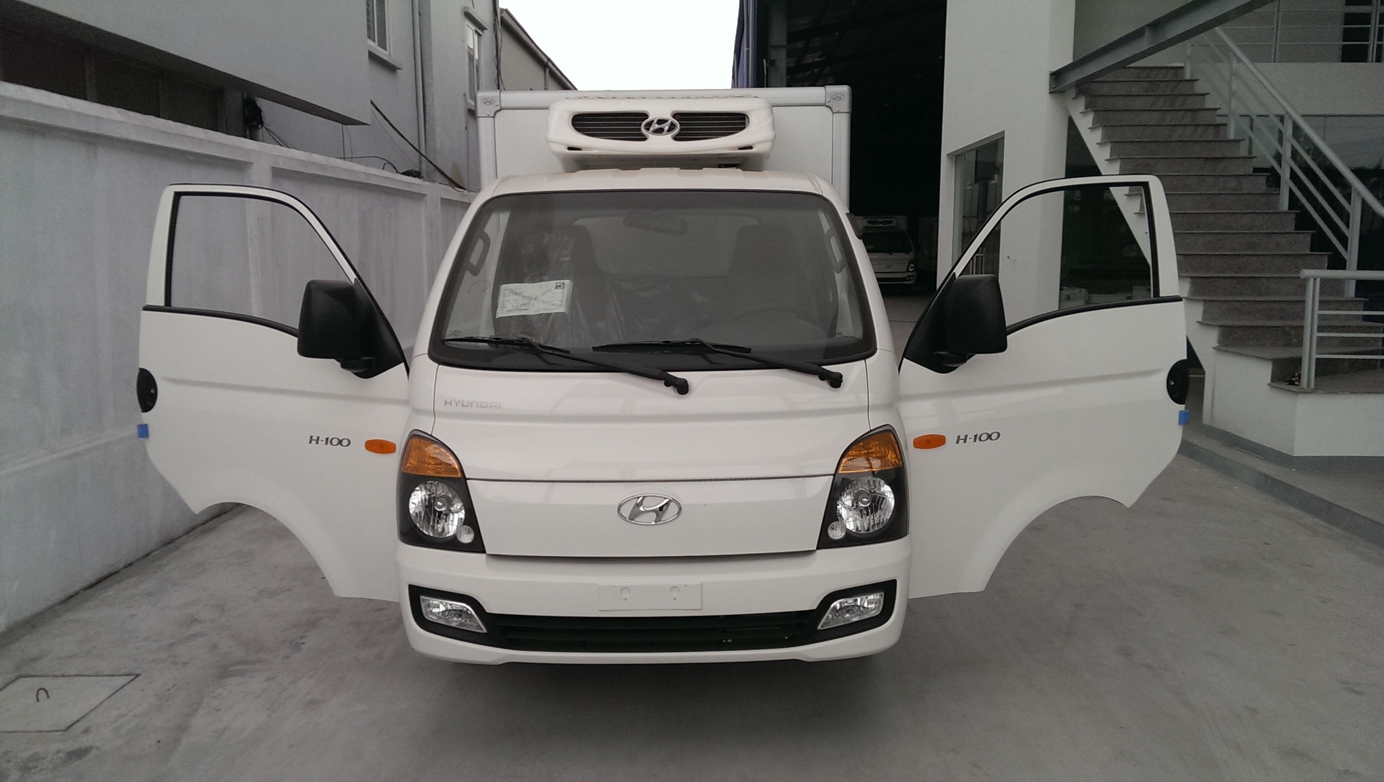 Xe tải Hyundai H100 thùng đông lạnh